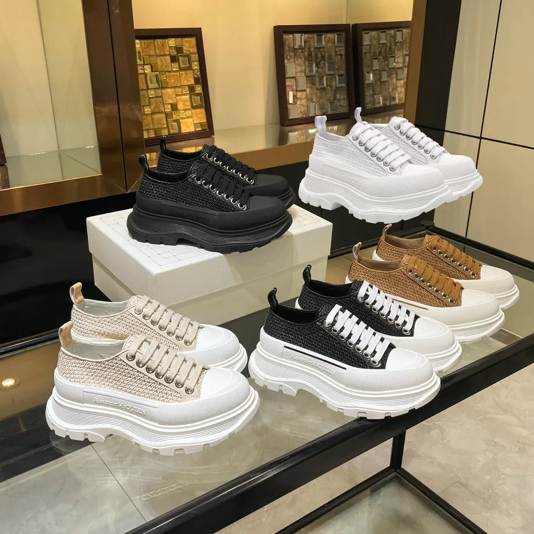 👟👟Ex-factory price 560👟👟 Men’s size +10 🔥Mc Queen new woven McQueen couple shoes 🔥Exclusive first launch‼ ️‼ ️Young ladies who are fashion representatives must be in the forefront of fashion! The shoes have a transparent and simple personalized design, which increases the height and slims the legs, showing full charm, and the upper feet are super stylish. ⚠The upper is made of customized imported canvas, which is breathable, comfortable and not stuffy on the feet. The color is warm and moist. 🔸Inside: Yangli. Feet: imported goatskin. Full of flexibility! The round toe design allows the toes to be completely released🥰 Get rid of the original pressure of shoes! 🔸The outsole adopts the original molded combination TPU transparent outsole. The process of combining several layers of outsole is complicated. Super light and super comfortable! Very affordable ❤️ 🔸Size: 35-40 for women, 250 for low-income women. The women’s low-top version will be released first. The latest counter high version packaging, with certificates, cards, and pure cotton bags.